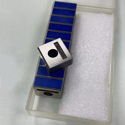 Karbon Steel Roland Gripper Pad dengan Karet Biru untuk Percetakan Percetakan Spare Parts 19*18*8mm
