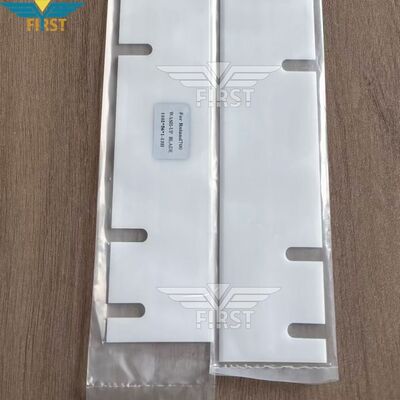 Wash Up Blade untuk Roland 700 dengan 1102×56×1mm Dimensi dan 13 Lubang di Plastik Tinggi