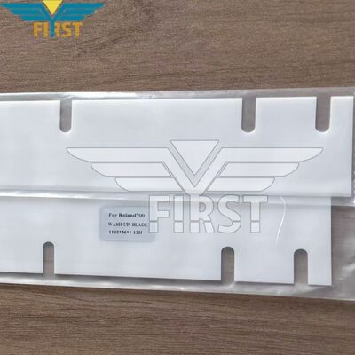 Wash Up Blade untuk Roland 700 dengan 1102×56×1mm Dimensi dan 13 Lubang di Plastik Tinggi